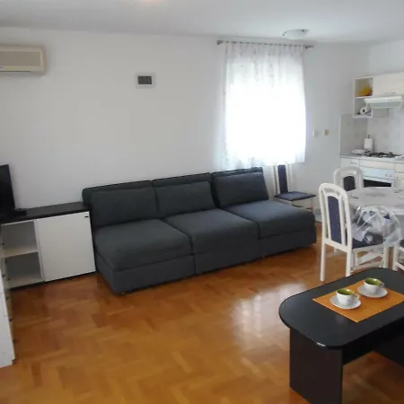 Apartment Dora *