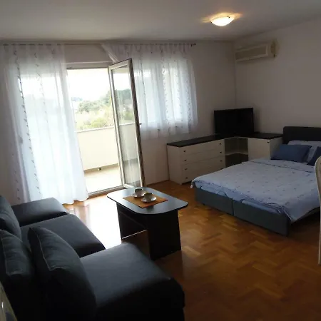Apartment Dora *
